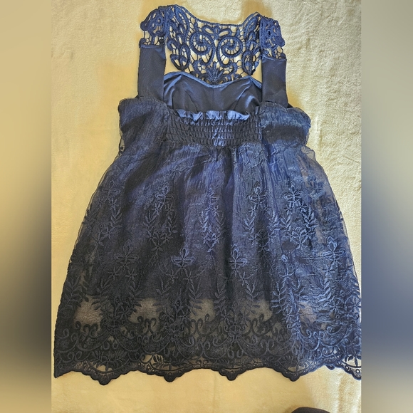 XS NAVY LACE SEXY TANK BLOUSE, SMOCKING AND LINED. ADORABLE. MEASUREMENTS. - Picture 5 of 9